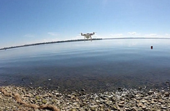 城會玩！加拿大男子成功用無人機(jī)釣到魚