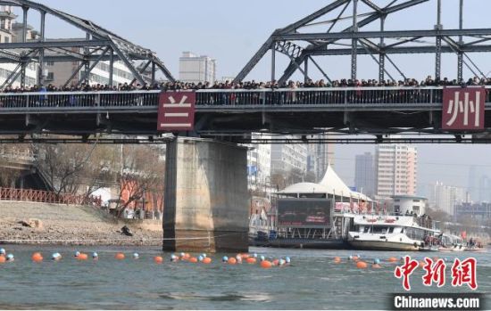 圖為活動現(xiàn)場冬泳愛好者表演“漂游”?！钇G敏 攝