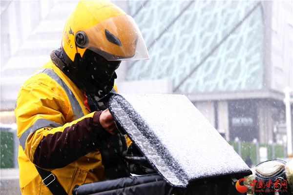 2020年第一場(chǎng)雪巧遇“小寒” 蘭州人請(qǐng)收下?。ńM圖）