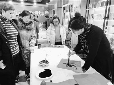 蘭州甘家巷社區(qū)“鼠年納?！彼痛郝?lián)（圖）