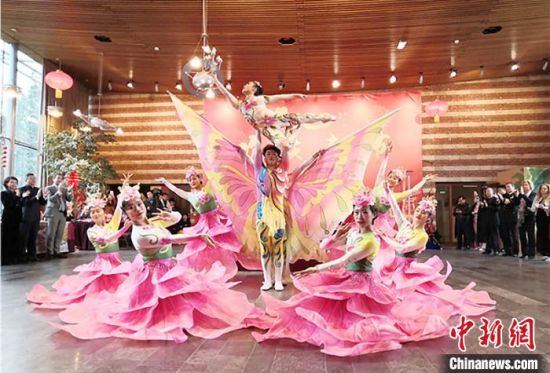 圖為雜技演員通過精湛的技藝贏得了滿堂喝彩?！「拭C省文化和旅游廳網(wǎng)站 攝