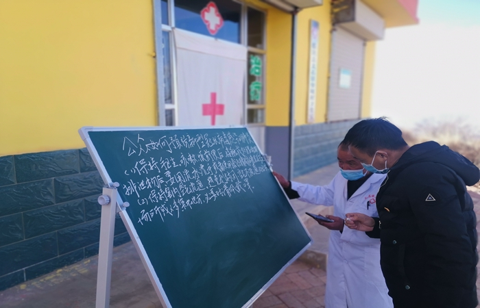 市紀委監(jiān)委駐村幫扶干部馬維高在村衛(wèi)生室宣傳疫情防控知識。.jpg
