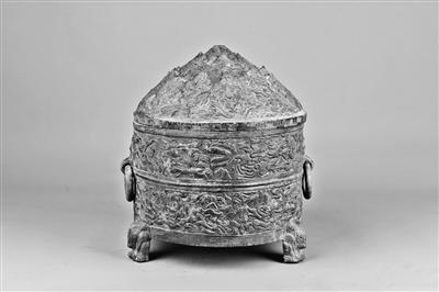 平?jīng)霾┥缴w神獸紋銅樽，東漢人向往過(guò)上神仙生活的印跡