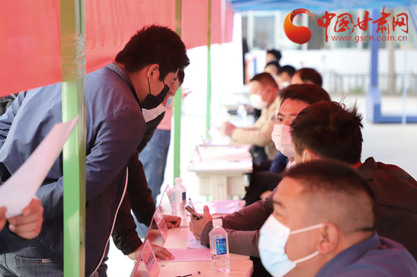 【甘肅省決戰(zhàn)決勝脫貧攻堅(jiān)】扶貧又扶志！把“就業(yè)大禮包”送到貧困戶家門口（圖）