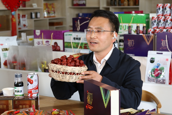 “縣長直播天團(tuán)”唱響“甘貨春之聲”，售出近30種甘貨1萬余件 開進(jìn)直播間的網(wǎng)絡(luò)扶貧博覽會，受百萬網(wǎng)友點贊 