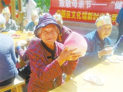 母親節(jié)，白銀“花村”擺了一場“敬老宴”