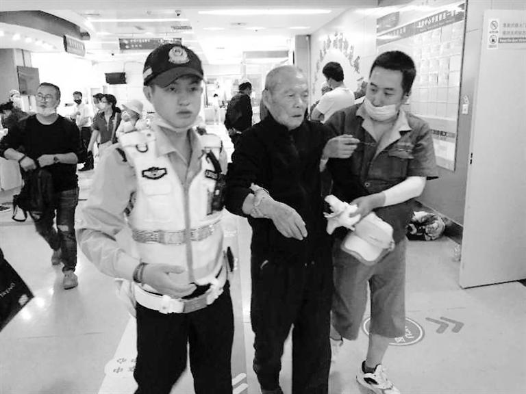 蘭州街頭最美的一次逆行！耄耋老人摔倒街頭 交警的哥合力救助3分鐘