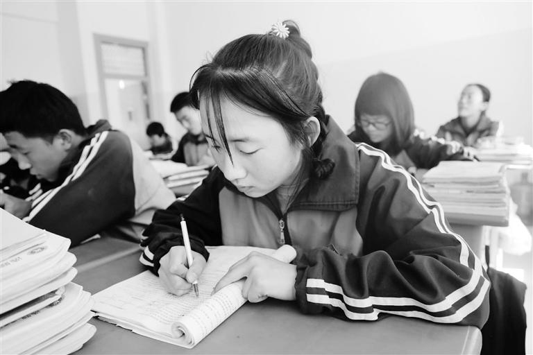 慶陽(yáng)環(huán)縣這名小姑娘，柔弱肩膀撐起一個(gè)大家庭