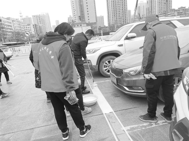 蘭州火車(chē)站街道整治周邊環(huán)境 “三邊”區(qū)域煥然一新