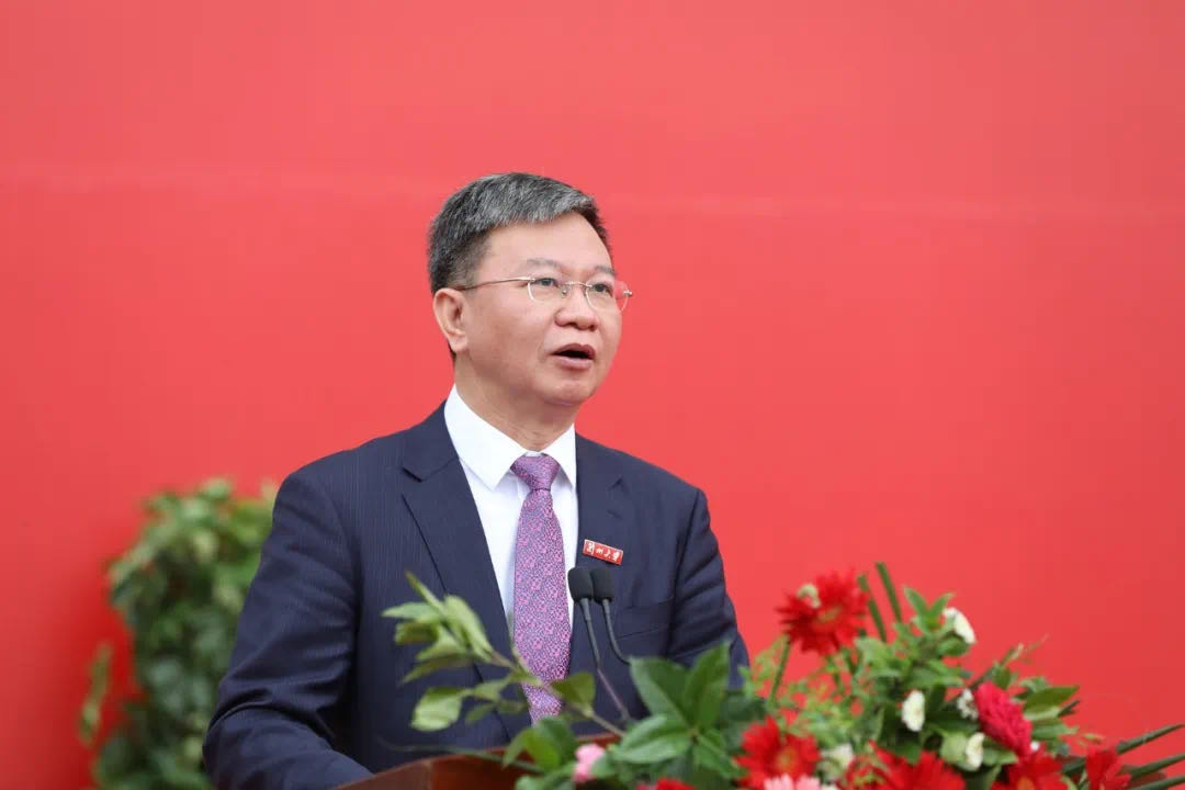 蘭州大學(xué)校長嚴(yán)純?nèi)A寄語2020屆本科畢業(yè)生：做敢擔(dān)當(dāng)、能擔(dān)當(dāng)、有擔(dān)當(dāng)?shù)娜?>
        </a><em>蘭州大學(xué)校長嚴(yán)純?nèi)A寄語2020屆本科畢業(yè)生：做敢擔(dān)當(dāng)、能擔(dān)當(dāng)、有擔(dān)當(dāng)?shù)娜?/em></li>
    <li><a  target=