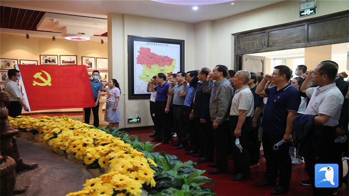 6月30日上午，慶陽市紀(jì)委監(jiān)委機關(guān)黨委組織全體黨員干部赴市博物館開展“迎七一·紀(jì)念建黨99周年”主題黨日活動。拍攝：葛歡_副本.jpg