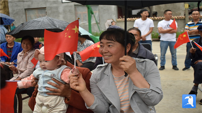 隴南市紀(jì)委監(jiān)委黨員干部與宕昌縣官亭鎮(zhèn)杜家村群眾一起慶祝黨的生日。_副本.jpg