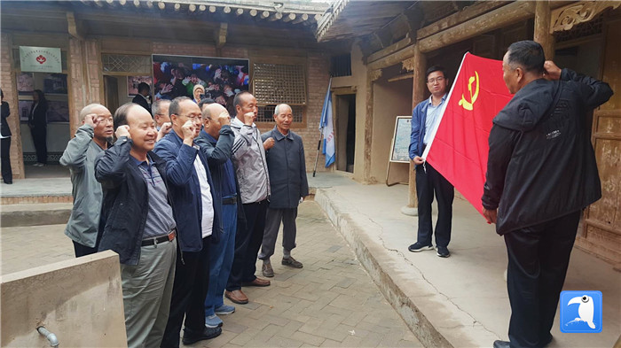 7月1日，臨夏州紀(jì)委監(jiān)委機關(guān)黨總支組織退休黨支部部分黨員前往東鄉(xiāng)縣布楞溝村史館，開展主題黨日活動。_副本.jpg