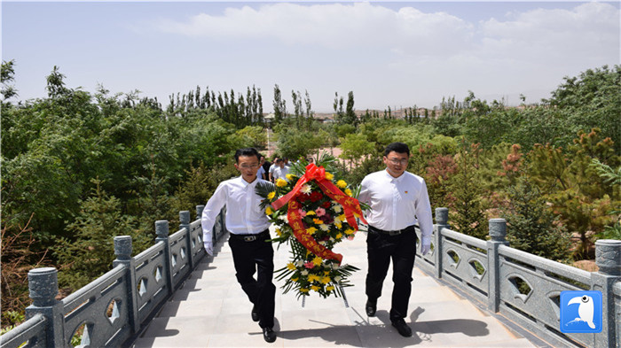 七一”前夕，白銀市紀(jì)委監(jiān)委機關(guān)黨委組織黨員來到紅軍西路軍景泰烈士陵園開展主題黨日活動。 朱鵬拍攝_副本.jpg