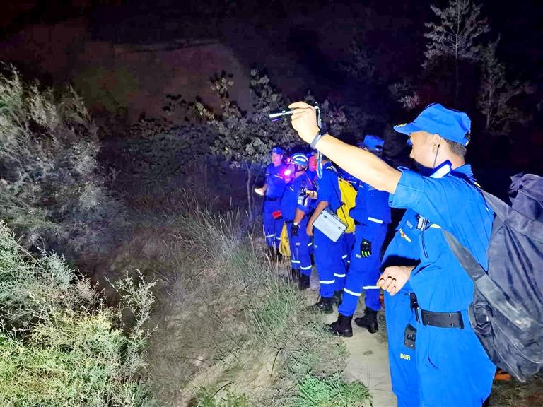 七旬老人失足墜崖 甘肅藍(lán)天救援隊(duì)5小時(shí)成功營救