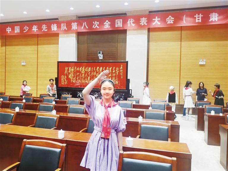代表蘭州少先隊員參加全國少代會——這個小姑娘，攢勁！