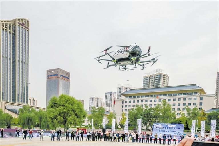 超酷、超刺激！智能駕駛飛行器在蘭載人試飛