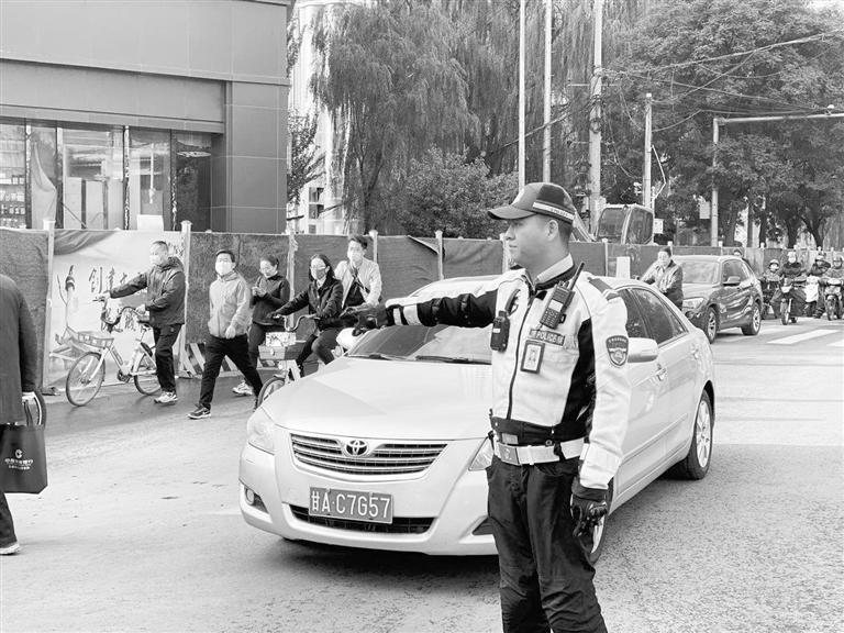 近期蘭州市區(qū)多處路段占道施工，高峰期市民請盡量繞行