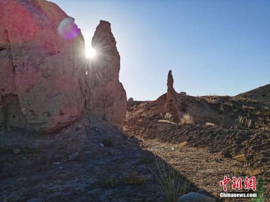 山丹境內(nèi)的長(zhǎng)城是由壕塹和山險(xiǎn)為主的漢長(zhǎng)城和黃土墻體為主的明長(zhǎng)城兩部分組成。 翟繼宗 攝