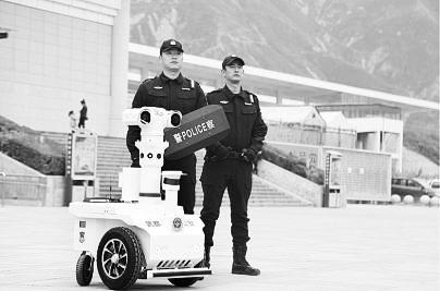 新奇！5G巡邏機器人亮相隴南武都街頭