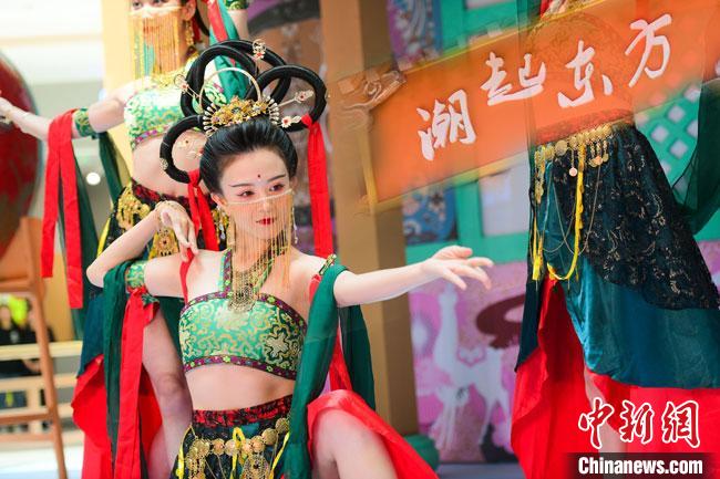 圖為今年9月5日，在重慶亮相的敦煌博物館“潮起東方”主題活動現(xiàn)場。敦煌博物館供圖