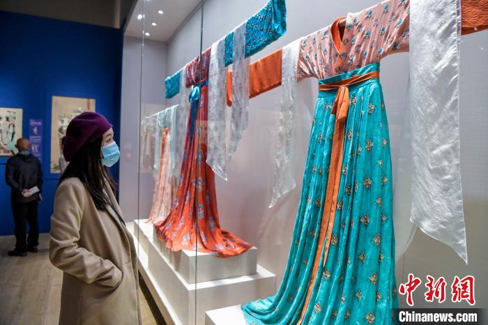 觀眾在參觀唐代服飾?！●樤骑w 攝