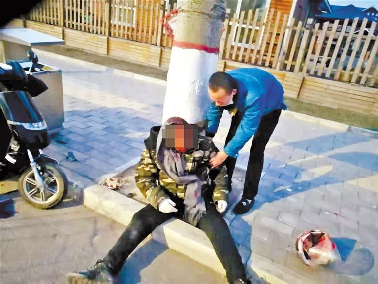蘭州：騎摩托車男子清晨撞傷 熱心“的哥”全力救助！