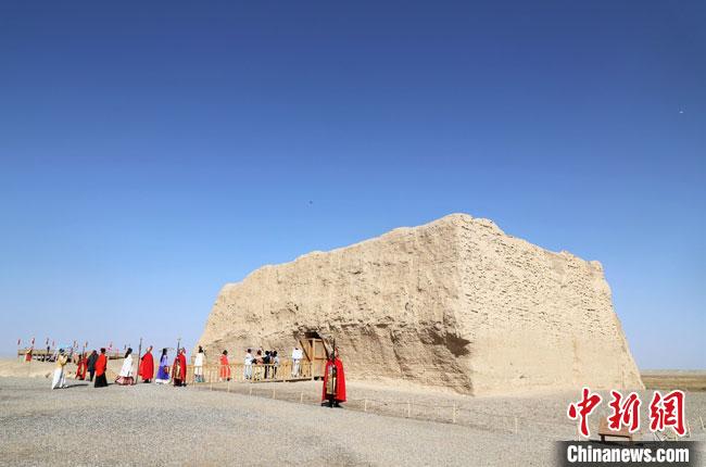 數(shù)十位身著古裝的女性通過體驗賞漢舞、習(xí)漢禮、吟誦詩詞等中華傳統(tǒng)文化，再現(xiàn)古絲綢之路的繁華盛景?！⊥踺?攝