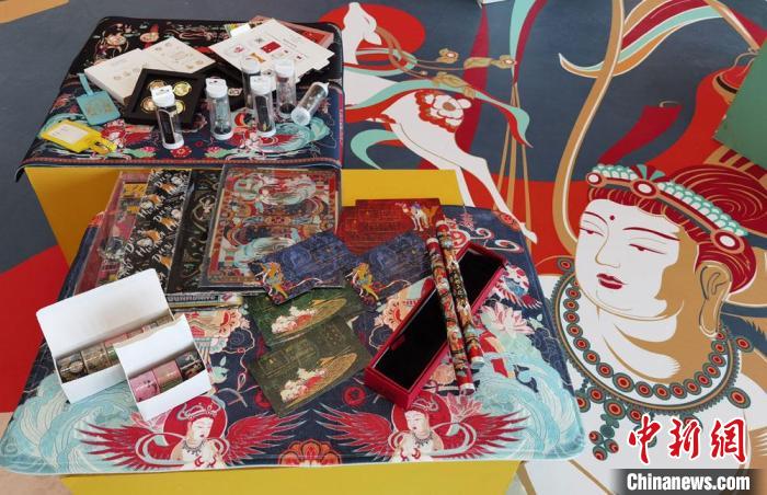 60余類敦煌主題的文創(chuàng)產(chǎn)品讓人愛不釋手?！《∷?攝