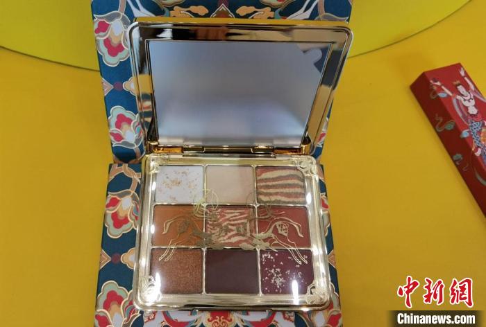 圖為取材壁畫色彩的敦煌美妝?！《∷?攝