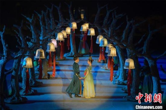 圖為全新升級《敦煌盛典》，新增戰(zhàn)馬、燈籠矩陣，以及最新聲、光、電硬件設(shè)施?！⊥醣筱y 攝