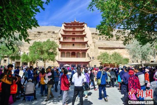 中國(guó)農(nóng)歷四月初八，敦煌民眾傳承歷史習(xí)俗，前往莫高窟燒香禮佛、祈福。(資料圖) 王斌銀 攝