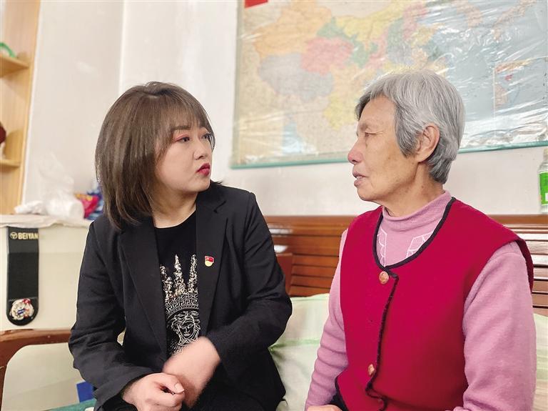 敦煌路街道任家莊街東社區(qū)黨委書記、居委會主任譚莉：我們必須成為老百姓堅強的后盾