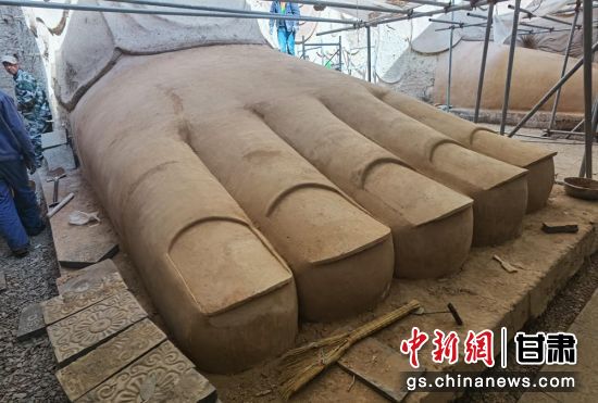 圖為中國(guó)“石窟鼻祖”天梯山石窟第13窟大佛足部與局部危巖體搶救性保護(hù)項(xiàng)目施工現(xiàn)場(chǎng)。陳曉斌 攝
