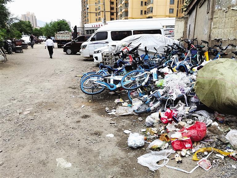 百米土路臟亂差，誰(shuí)來(lái)管？經(jīng)記者協(xié)調(diào)，社區(qū)組織志愿者進(jìn)行了清理