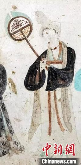 “一把小扇在手，笑對(duì)仲夏酷暑?！眻D為莫高窟第468窟《執(zhí)團(tuán)扇女供養(yǎng)人》(中唐)。　敦煌研究院供圖