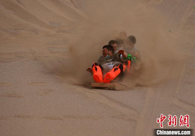 6月13日，敦煌鳴沙山月牙泉景區(qū)舉辦滑沙比賽?！●T豆 攝