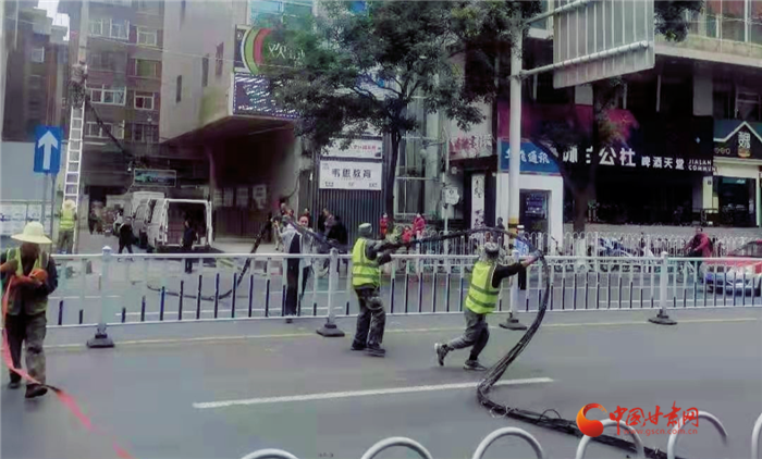 蘭州市城管委開(kāi)展線纜清除整治行動(dòng)