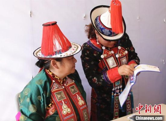 圖為用活態(tài)傳習(xí)的模式促進(jìn)裕固族非物質(zhì)文化遺產(chǎn)的保護(hù)傳承?！∈缝o靜 攝