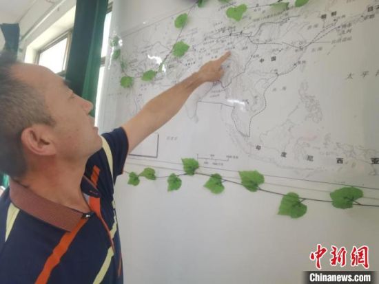 圖為甘肅省社會科學(xué)院絲綢之路研究所所長侯宗輝指出《絲綢之路古文明》課題組考察線路?！￠Z姣 攝