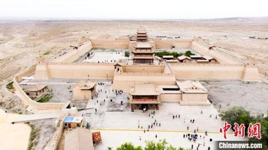 圖為7月中旬，世界文化遺產(chǎn)——嘉峪關(guān)，它是中國(guó)明代萬(wàn)里長(zhǎng)城的西端起點(diǎn)。　高展　攝