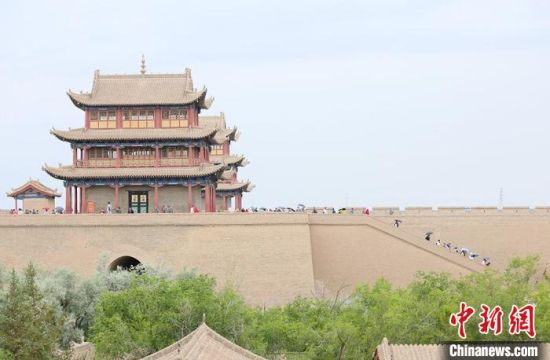 歷經(jīng)數(shù)十載保護(hù)修繕的古老關(guān)城得以延年益壽，成為了海內(nèi)外游客“絲路游”的必經(jīng)打卡地?！「哒?攝