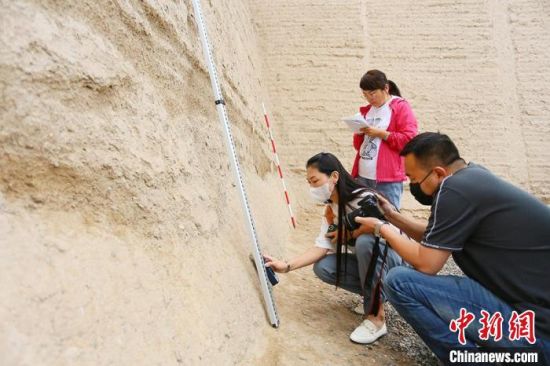科技保護(hù)讓長(zhǎng)城價(jià)值的真實(shí)性和完整性得到有效延續(xù)和傳承。圖為文物工作者正在測(cè)量關(guān)城的相關(guān)數(shù)據(jù)。　高展 攝