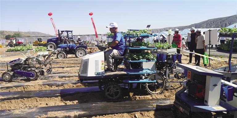 蘭州市榆中縣上半年經(jīng)濟(jì)發(fā)展穩(wěn)中向好 工業(yè)總產(chǎn)值增速達(dá)23.6% 社會消費品零售總額同比增長23.43%