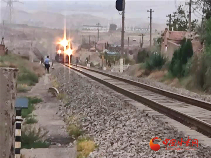 驚險(xiǎn)！火車來(lái)臨小男孩鐵路上玩耍 蘭鐵民警飛奔將其救下