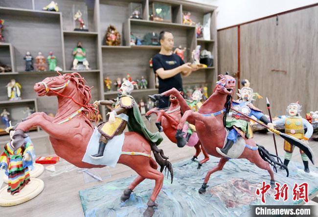 安秋平是成州面塑第五代傳承人，也是當(dāng)?shù)匚ㄒ粓?jiān)守面塑制作的人?！「哒?攝