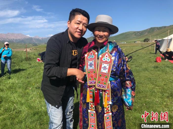 圖為拍攝紀(jì)錄片《西茂的婚禮》期間，張輝剛(左)與裕固族老人合影留念。(資料圖) 張輝剛供圖