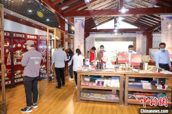 圖為甘肅“一會(huì)一節(jié)”期間，位于敦煌的天水市展館中，民眾觀賞文創(chuàng)產(chǎn)品。　甘肅省文化和旅游廳供圖