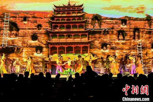 開幕式文藝展示“相約敦煌”，通過數(shù)字技術(shù)將莫高窟“搬到”演出現(xiàn)場?！「拭C省文化和旅游廳供圖