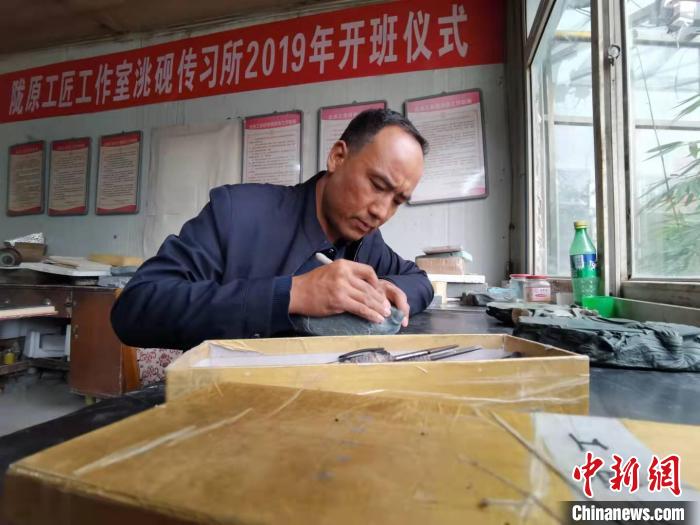 甘肅卓尼洮硯融合文化提升內(nèi)涵：不只一硯一銘，還要一盒一拓